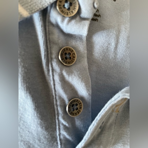 💯 Cotton Calvin Klein Light Blue Polo all over logo with Tan Shorts - Picture 9 of 16